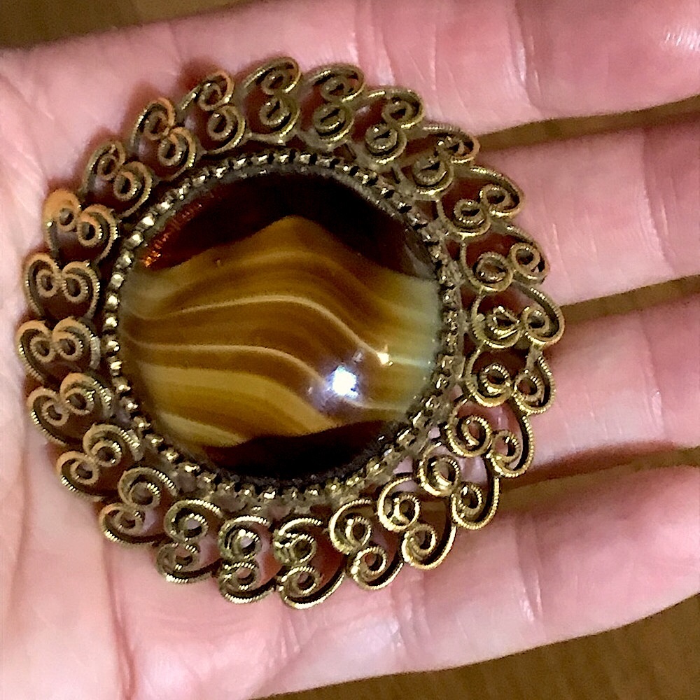 Vintage JEANNE☀️Faux tiger’s eye pin